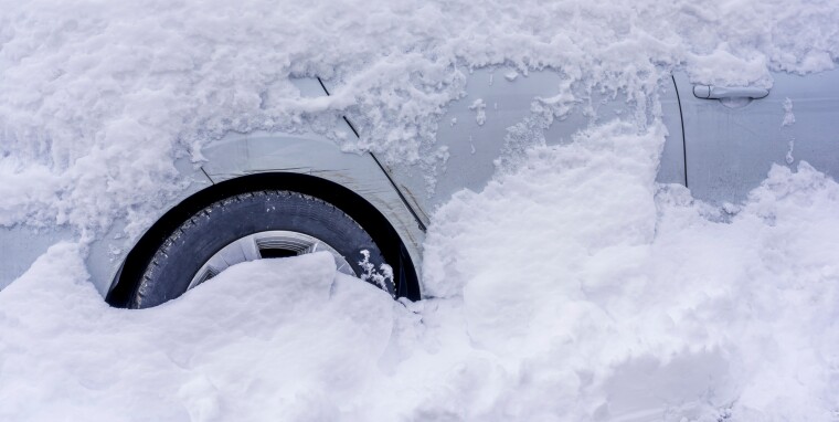 Як виїхати зі снігових кучугур: три перевірені способи